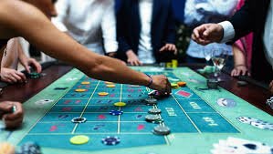 Tampilan meja Domino QQ di depo69 dengan kartu domino, chips, dan pemain